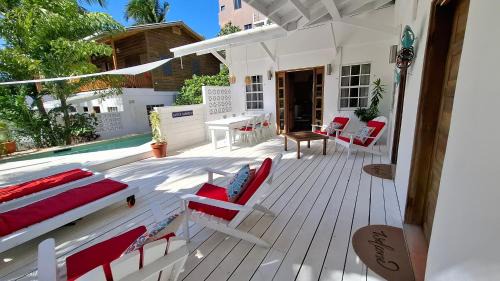 Caye Caulker House | Amanda's Place Casita Carinosa - pool and tropical garden
