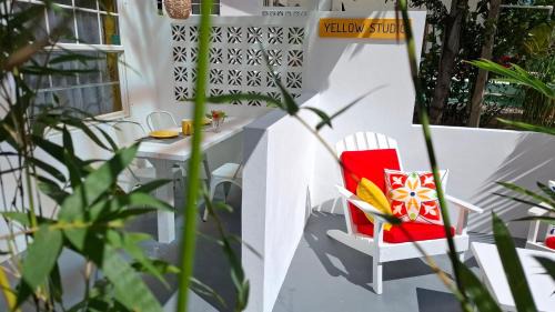Caye Caulker Apartment | Amanda's Place Yellow Studio - Pool and Tropical garden