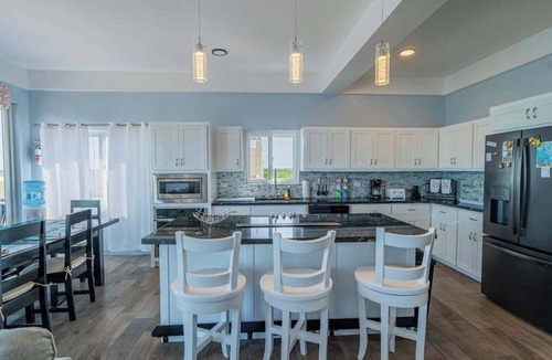 Boca Ciega Apartment | Amazing 2 story oceanfront house with pool, balcony, central AC, & WD
