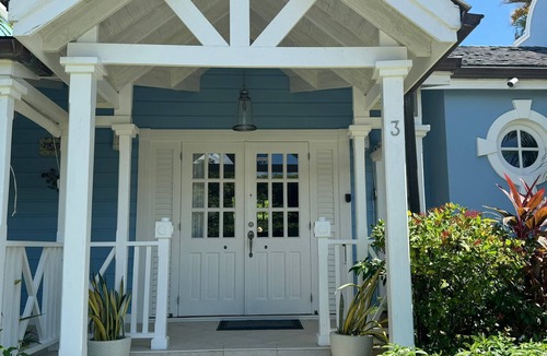 Porters Villa | Beachcombers villa, Porters Court, Fairmont beach passes, few meters to Lonestar