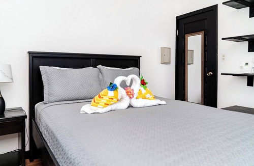San Pedro Hotel | Beachfront Corner Suite | Ground Floor Ocean Views – Aqua Vista Suite 1