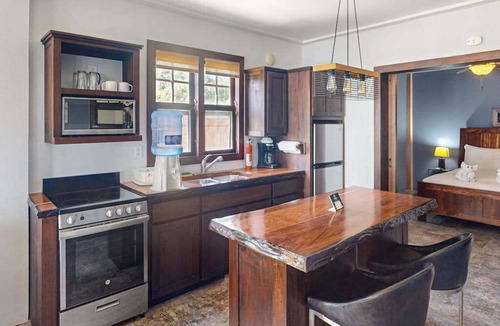 Caye Caulker Apartment | Beachfront suite with reef views - pool, bikes, canoes, dock, and grill access
