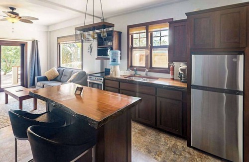 Caye Caulker Apartment | Beachfront suite with reef views - pool, bikes, canoes, dock, and grill access