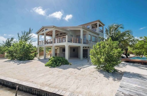 Caye Caulker Apartment | Beachfront suite with reef views - pool, bikes, canoes, dock, and grill access