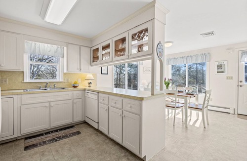 South Chatham House | Beautiful Chatham, Sun Sand & Surf. 8/10 mile to beaches ,pet friendly home