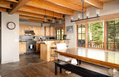 Big Sky House | Bootlegger Run Ski Access | Hot Tub