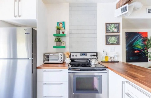 Southmoreland Apartment | Boutique Apartment - Walk to Westport, Plaza, Restaurants & Streetcar!