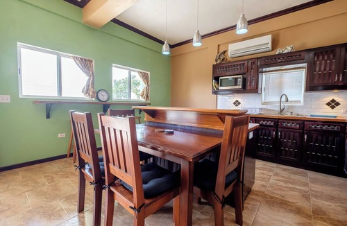 San Pedro House | Casa Conch | Spacious 2-Level Ocean Retreat