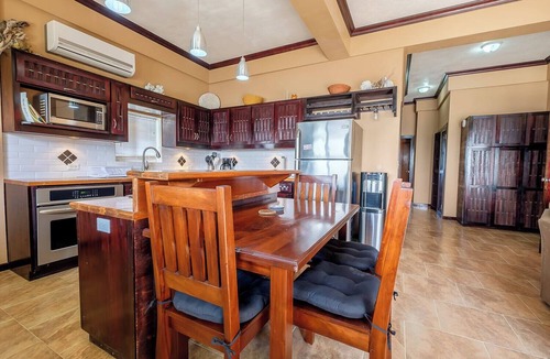 San Pedro House | Casa Conch | Spacious 2-Level Ocean Retreat