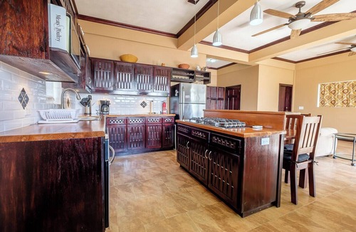 San Pedro House | Casa Conch | Spacious 2-Level Ocean Retreat
