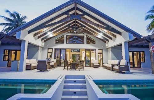 Cocoplum Villa | Casa de Wilson - 5 Bedroom Beachfront Villa With Amazing Pool