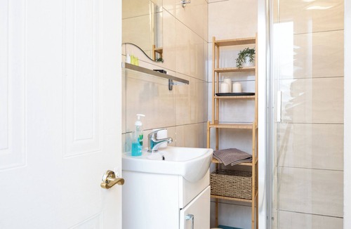 Temple Bar Apartment | Central Dublin 2BR Apartment with Balcony