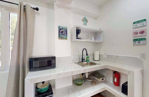 Caye Caulker Apartment | Charming island cabana with central AC, bikes & picnic area near beach