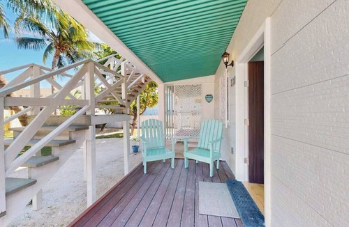 Caye Caulker Apartment | Charming island cabana with central AC, bikes & picnic area near beach