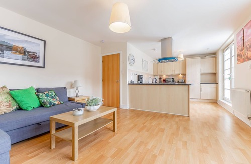 Leith Apartment | Charming spacious Edinburgh city centre flat