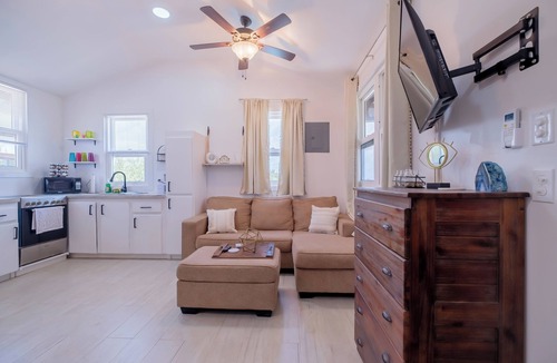Caye Caulker Apartment | Cozy King bed suite in welcoming Caye Caulker with AC and pool