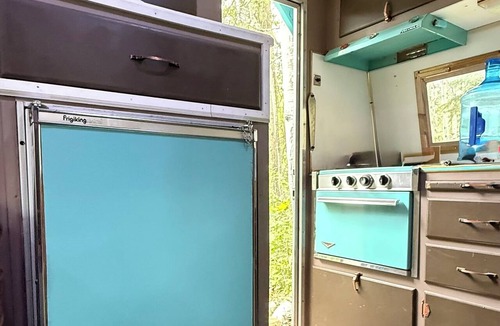 Golden House | Cozy Vintage Camper - Tealy Wheely