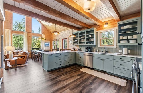 Valley of the Sun Cabin | Custom Craftsman Chalet🏡Fenced Yard for Pets🍃Aspens, Hot Tub 💰$0 Cleaning & Pet Fee