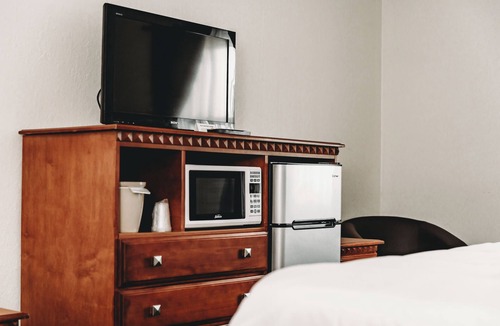 Buckhannon Hotel | Deluxe King Bedroom – Heart of Historic Buckhannon Main St