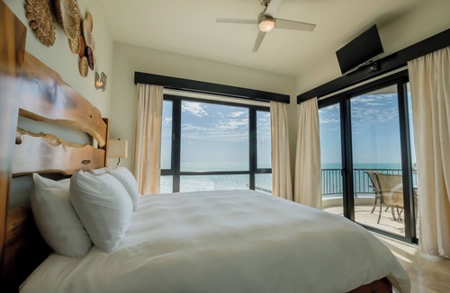 San Pedro Hotel | Deluxe Oceanfront Suite A3- Pool/Jacuzzi/Heart of town