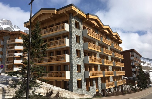 Les Almes Apartment | Functional studio, 196 feet away from the chair lift