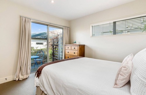 Frankton Cottage | Lake Views on Yewlett - Queenstown Holiday Home
