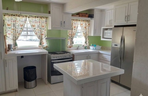 Hastings Apartment | Lovely 2bed apartment with a/c, patio, garden, 10 mins to Hastings beach