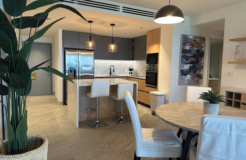 Brighton Condo | Luxurious Oceanfront Condo with Rooftop Pool on Brighton Beach– Sleeps 4