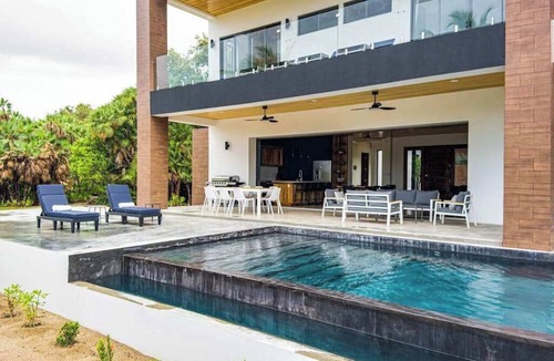 Cocoplum Villa | Luxurious villa with infinity pool, rooftop deck, kayaks & lagoon views