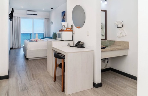 San Pedro Hotel | Oceanview 509 1Bedroom | Balcony | Watermark Hotel
