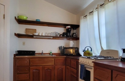 Hopkins Cottage | Periwinkle Cabana - Cozy studio style cabana in Friendly Hopkins Village with AC