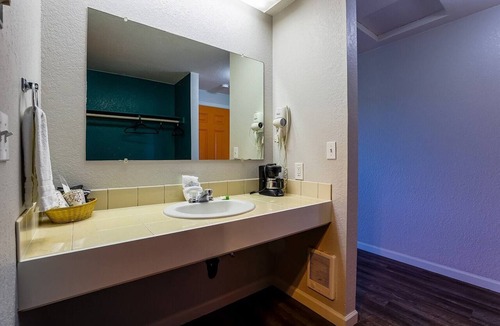 Seaside Apartment | Premium 2 Queen Bed with Kitchenette