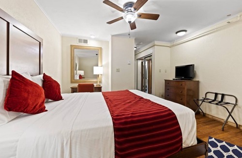 Avon Hotel | Spacious 3 Bedroom Suite, free parking, heated pool, hot tubs, fitness room.
