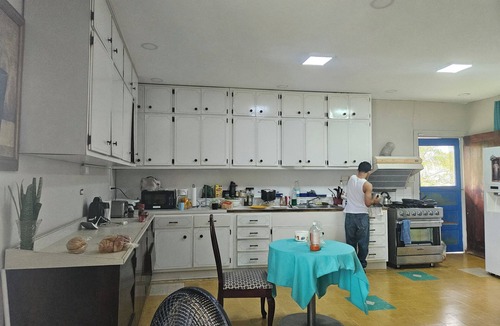 Belize City House | Spacious Family-Friendly Kings Park Retreat Sleeps 6+ 3BR/3BA A/C, WiFi & Parkin