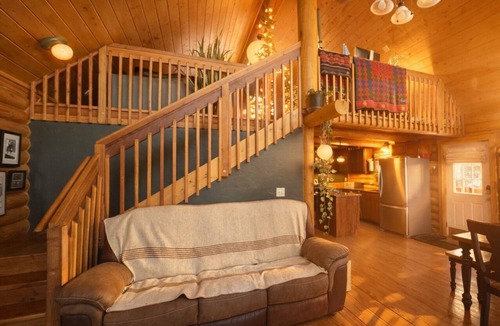 Valley of the Sun Cabin | Stained Glass Cabin Arcade~HotTub~EpicViews~Dogs