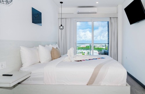 San Pedro Hotel | Sunset Suite 501 | Lagoon-View 1BR with Balcony at The Watermark Hotel