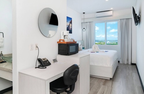 San Pedro Hotel | Sunset View Room – Unit 514 | The Watermark Hotel