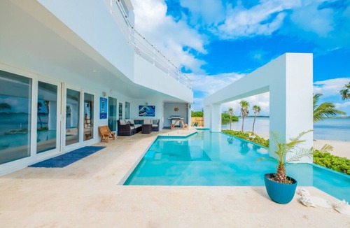 San Pedro Villa | The Fox Villa - Waterfront, 2 Private Pools, Own Boat & Captain, Free Shuttle