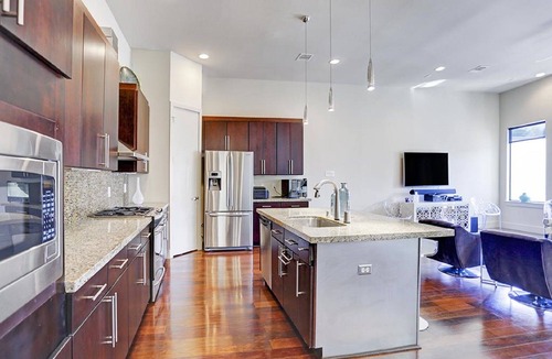 Midtown House | THE JAMERICAN UNIT B - Downtown Gated Luxury 3-bedroom 2200 sq ft Townhouse