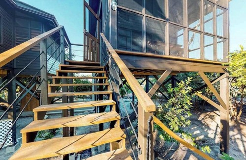Surfside Apartment | Treehouse cabana suite in a quiet area with veranda, WiFi & partial AC - walk to beach