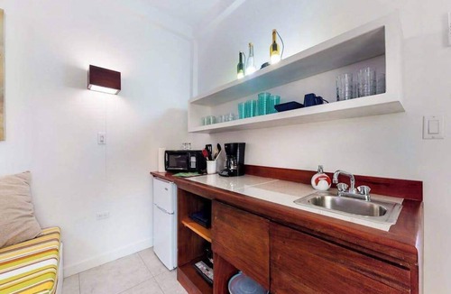 Caye Caulker Apartment | Tropical studio w patio, WiFi, AC - steps to the sea, water taxis & restaurants