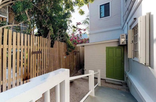 Caye Caulker Apartment | Tropical studio w patio, WiFi, AC - steps to the sea, water taxis & restaurants