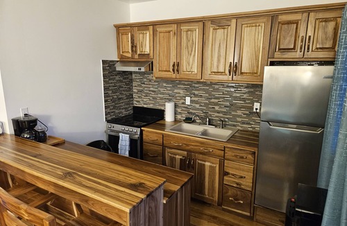 Hopkins Apartment | VBI8 - Bright studio close to shops, dining, and beach. Pool and Wi-Fi.