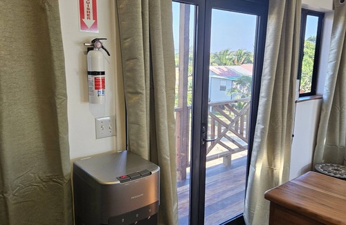 Hopkins Apartment | VBI8 - Bright studio close to shops, dining, and beach. Pool and Wi-Fi.
