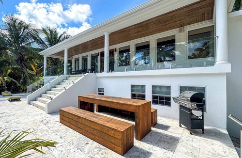 San Pedro House | Villa Anil Mar ~ Stunning Caribbean Views. Beach, Pool, Kayaks, Caretaker.