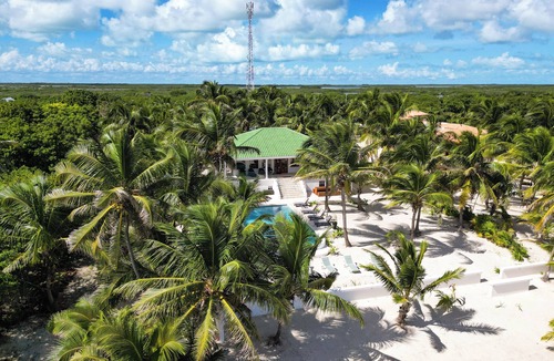 San Pedro House | Villa Anil Mar ~ Stunning Caribbean Views. Beach, Pool, Kayaks, Caretaker.