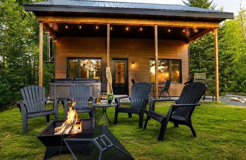 Shannon House | Waterfront Chalet with Spa | Le Pic-Bois