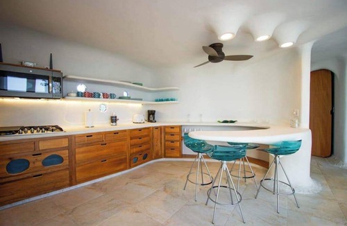 Cocoplum Villa | Waterfront organic architecture villa with pool & AC - near lagoon