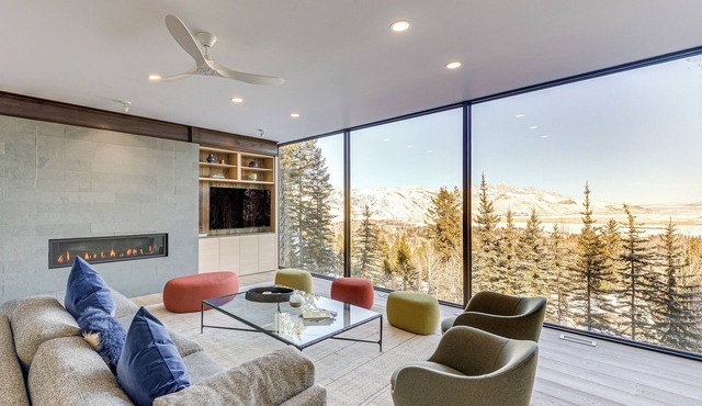 1 Mi to Downtown Jackson: Modern Retreat w/Views in Jackson