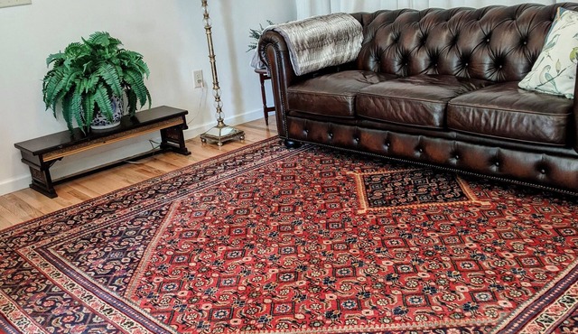 1901 Storefront Studio: King Saatva Bed & Retro Charm in Jim Thorpe